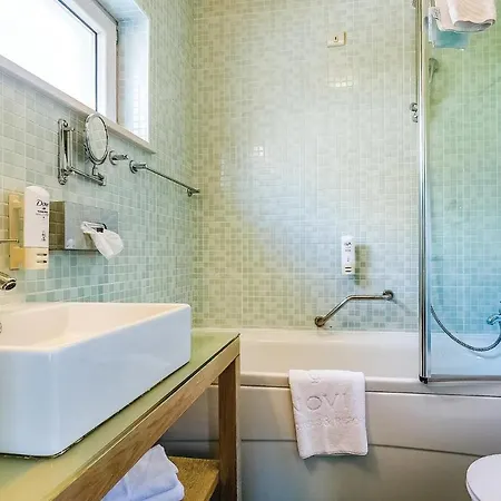 Awesome In With Outdoor Swimming Pool, Sauna And Wifi *